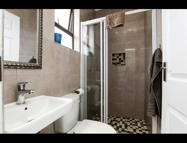 6 BEDROOM FREEHOLD FOR SALE IN BLUFF